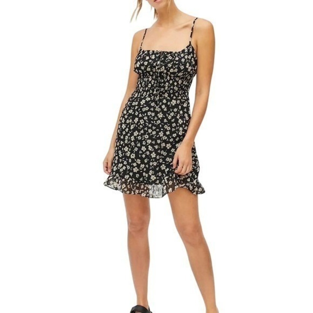 Urban Outfitters Black Daisy Floral Smocked Mini Dress Ruffle Hem Size M FD5532 - Picture 14 of 15